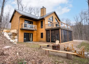 Le projet Kenauk Nature représente une remarquable réalisation dans le domaine de l'hébergement de luxe en pleine nature. Avec la construction simultanée de quatre chalets, ce projet illustre l'engagement envers l'excellence et le respect de l'environnement. Chaque chalet offre une expérience unique, combinant confort moderne et charme rustique, tout en s'intégrant harmonieusement dans le paysage de l'Outaouais.